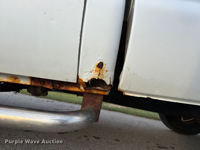 image for item FU4670 2000 Ford F250 Super Duty XL pickup truck