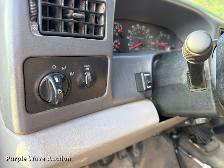 image for item FU4670 2000 Ford F250 Super Duty XL pickup truck