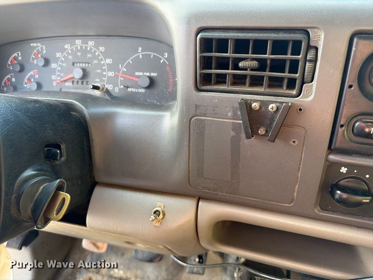 image for item FU4670 2000 Ford F250 Super Duty XL pickup truck