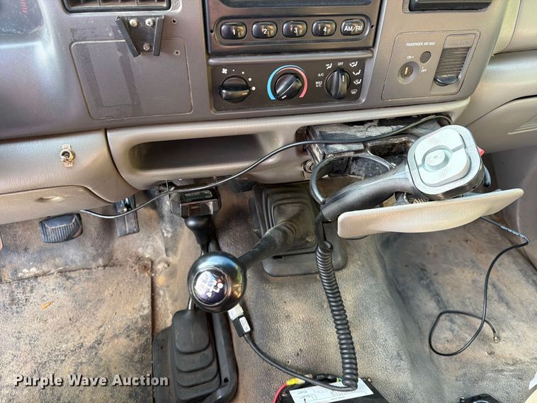 image for item FU4670 2000 Ford F250 Super Duty XL pickup truck