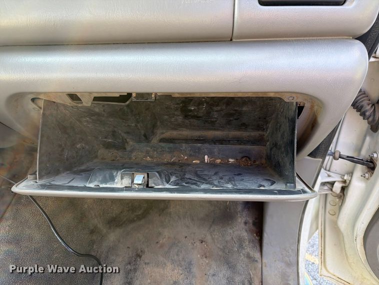 image for item FU4670 2000 Ford F250 Super Duty XL pickup truck
