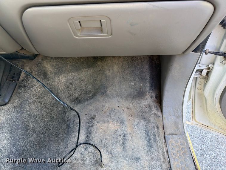 image for item FU4670 2000 Ford F250 Super Duty XL pickup truck