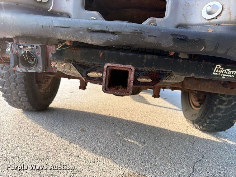 image for item FU4670 2000 Ford F250 Super Duty XL pickup truck