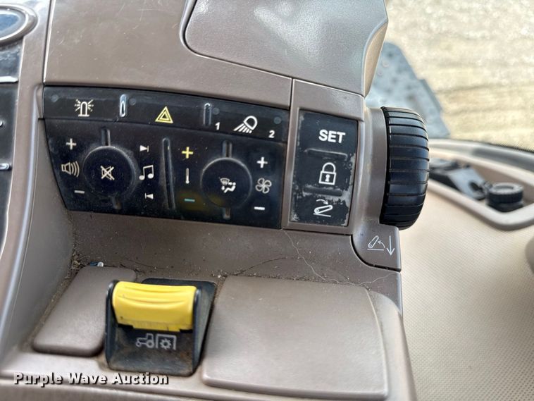 image for item ND9541 2015 John Deere 7210R MFWD tractor