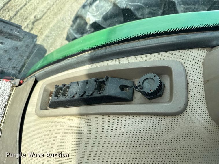 image for item ND9541 2015 John Deere 7210R MFWD tractor