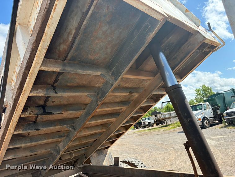 image for item NK9240 1997 International 4900 dump truck