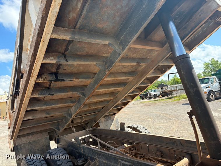 image for item NK9240 1997 International 4900 dump truck
