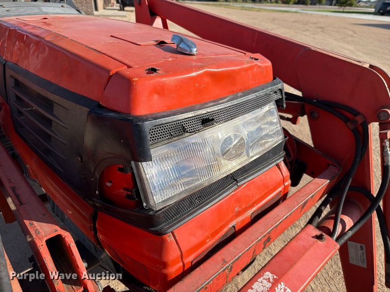 image for item DV8628 Kubota L3010 MFWD tractor