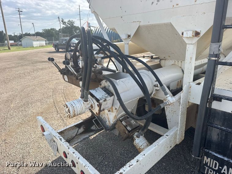 image for item DY3229 1990 Freightliner FLD120 fertilizer delivery truck