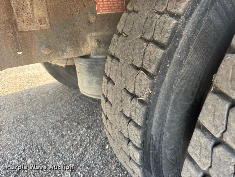 image for item DY3229 1990 Freightliner FLD120 fertilizer delivery truck