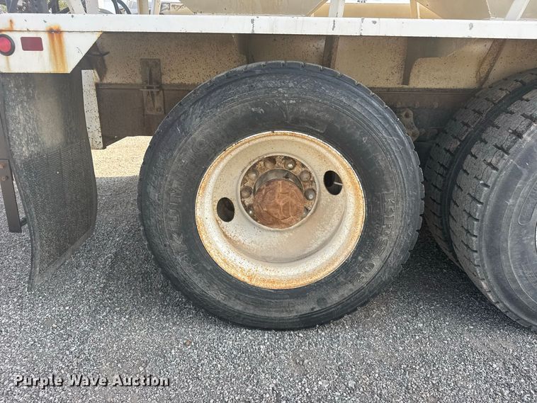 image for item DY3229 1990 Freightliner FLD120 fertilizer delivery truck