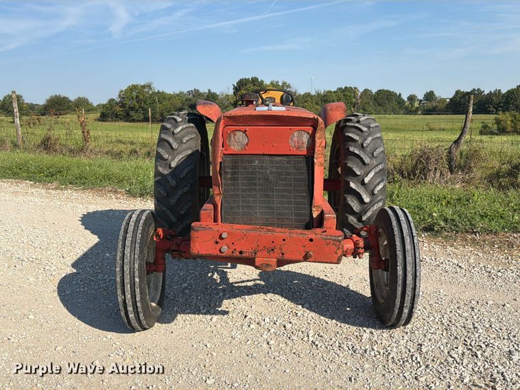 image for item DZ4752 1966 International 424 tractor