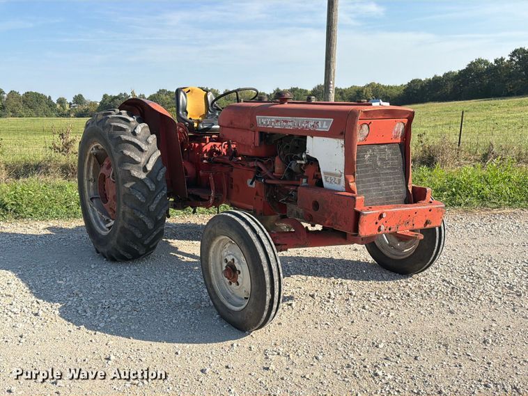 image for item DZ4752 1966 International 424 tractor
