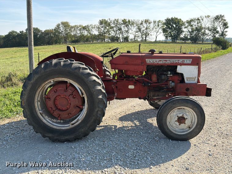 image for item DZ4752 1966 International 424 tractor