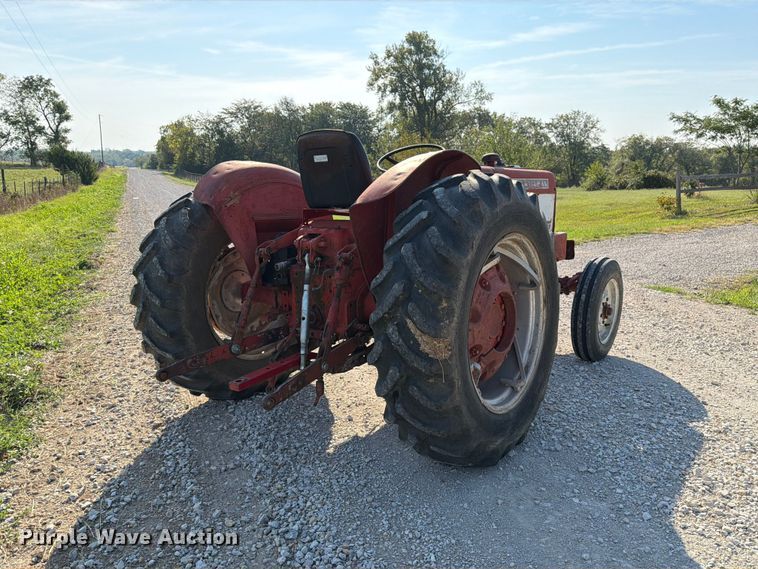 image for item DZ4752 1966 International 424 tractor