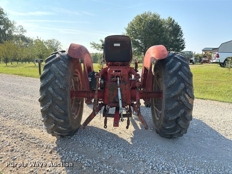 image for item DZ4752 1966 International 424 tractor