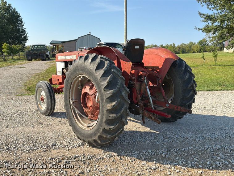image for item DZ4752 1966 International 424 tractor