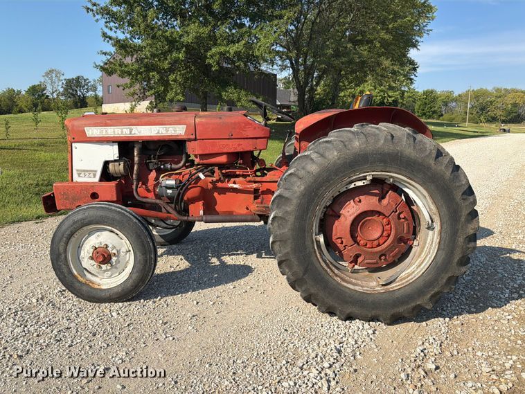 image for item DZ4752 1966 International 424 tractor