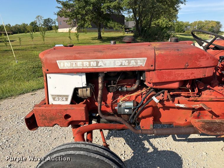 image for item DZ4752 1966 International 424 tractor
