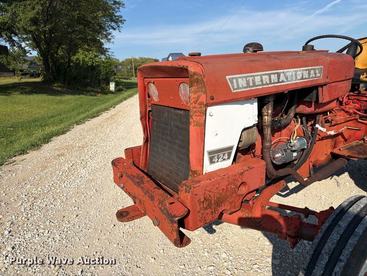 image for item DZ4752 1966 International 424 tractor