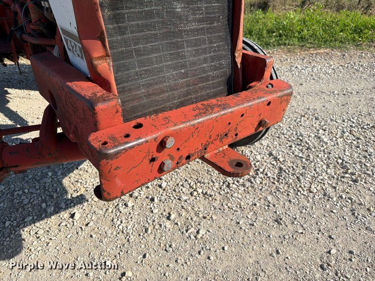 image for item DZ4752 1966 International 424 tractor