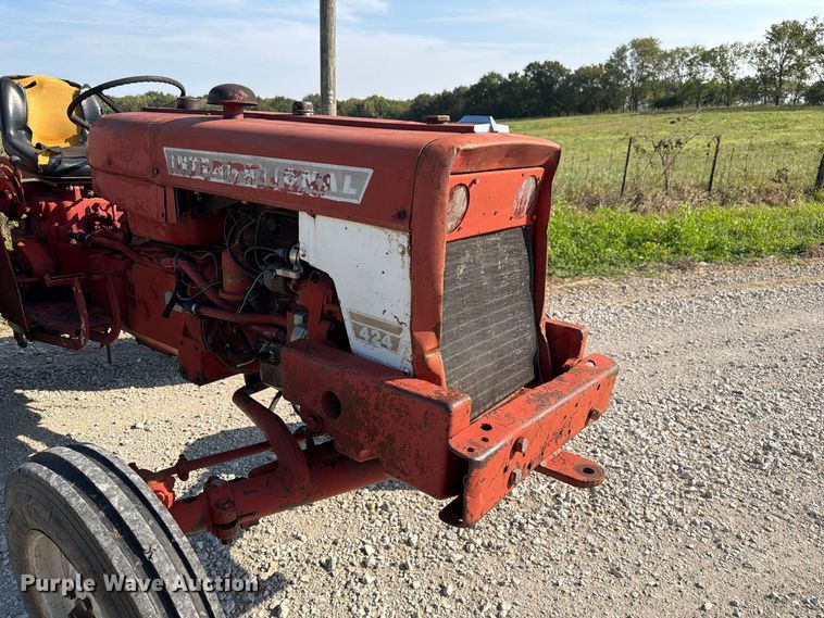 image for item DZ4752 1966 International 424 tractor