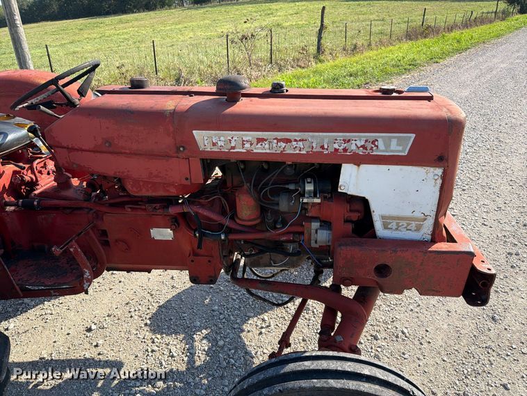 image for item DZ4752 1966 International 424 tractor