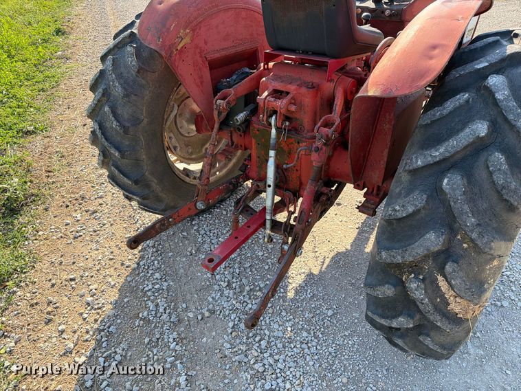 image for item DZ4752 1966 International 424 tractor