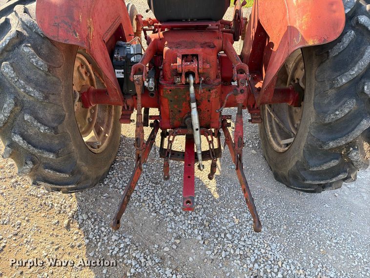 image for item DZ4752 1966 International 424 tractor