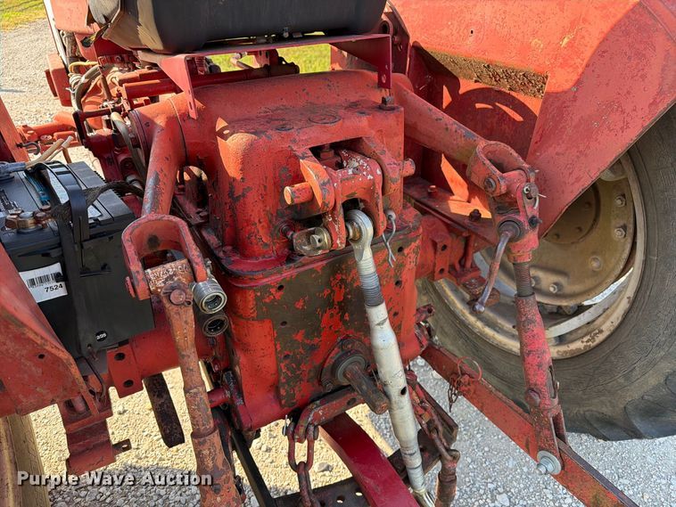 image for item DZ4752 1966 International 424 tractor