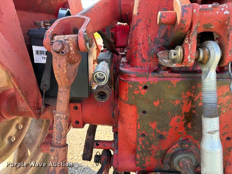 image for item DZ4752 1966 International 424 tractor