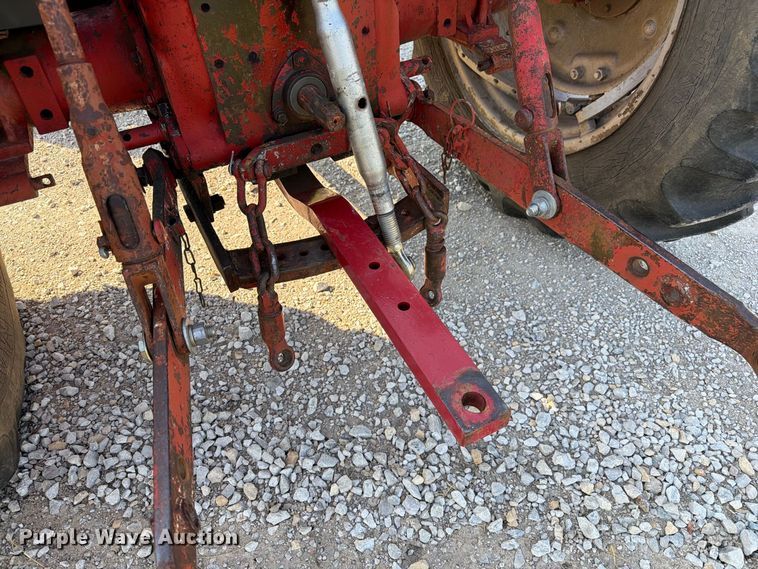 image for item DZ4752 1966 International 424 tractor