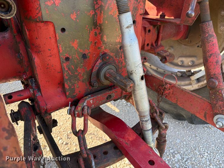 image for item DZ4752 1966 International 424 tractor