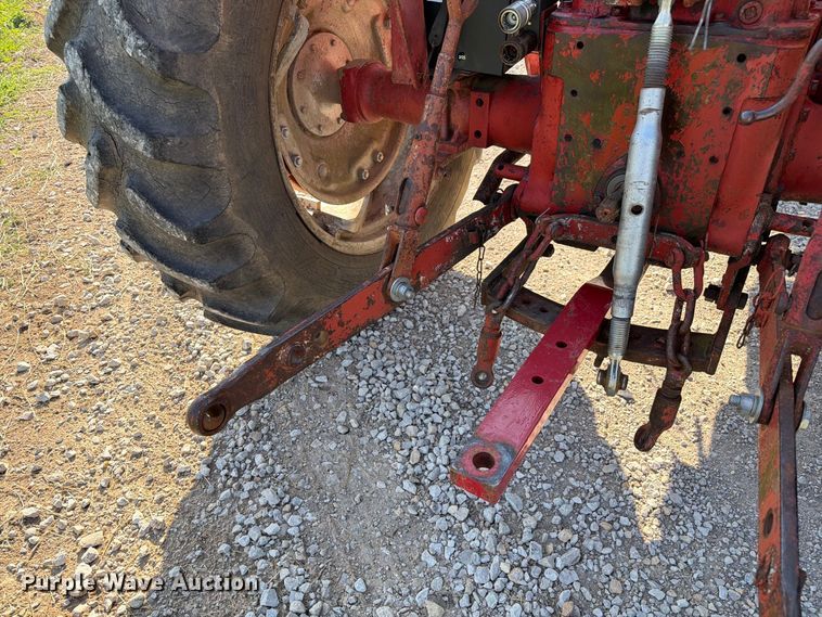image for item DZ4752 1966 International 424 tractor