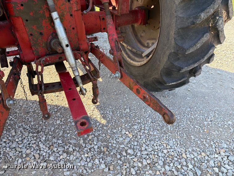 image for item DZ4752 1966 International 424 tractor