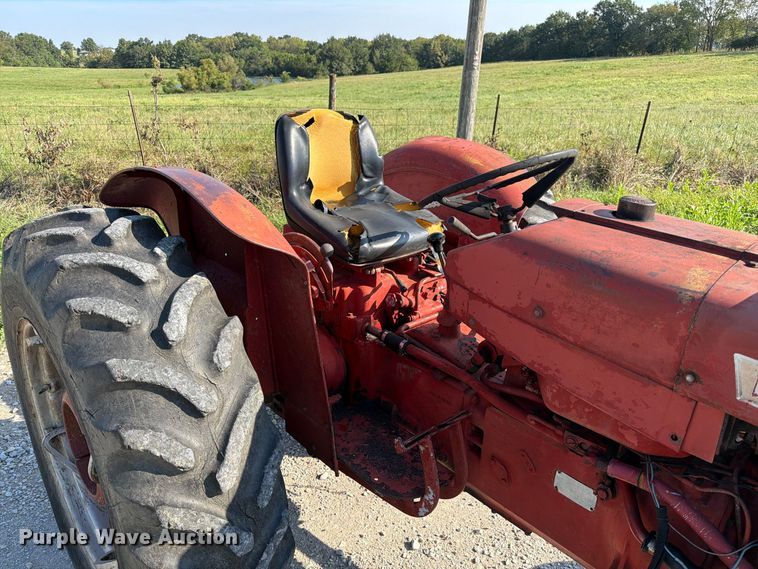 image for item DZ4752 1966 International 424 tractor