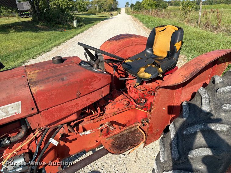 image for item DZ4752 1966 International 424 tractor
