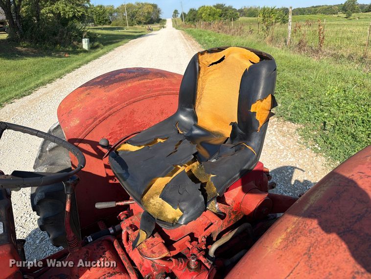 image for item DZ4752 1966 International 424 tractor