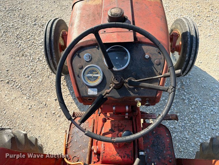 image for item DZ4752 1966 International 424 tractor