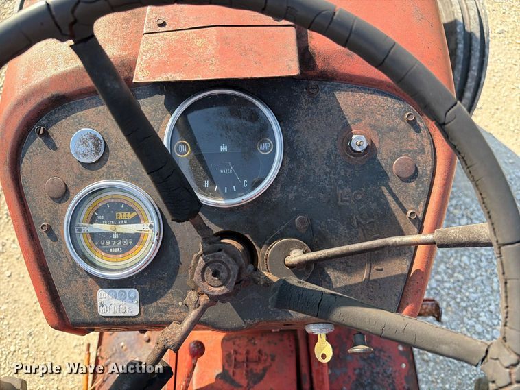 image for item DZ4752 1966 International 424 tractor