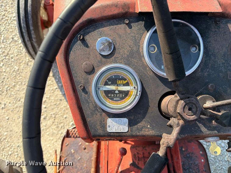 image for item DZ4752 1966 International 424 tractor