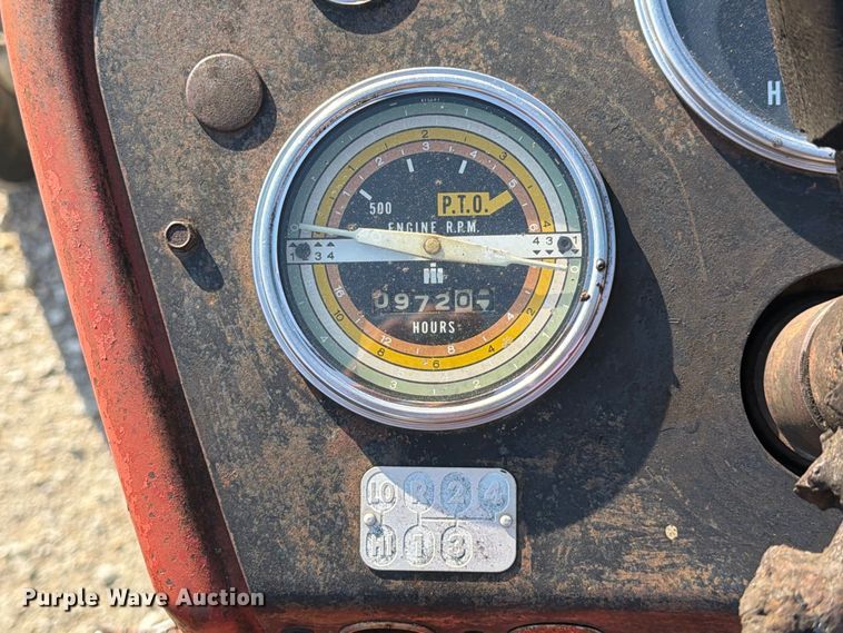 image for item DZ4752 1966 International 424 tractor