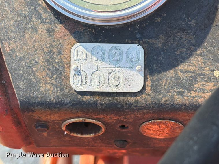 image for item DZ4752 1966 International 424 tractor