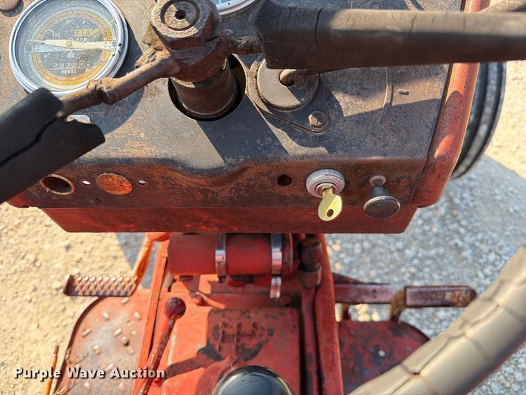 image for item DZ4752 1966 International 424 tractor
