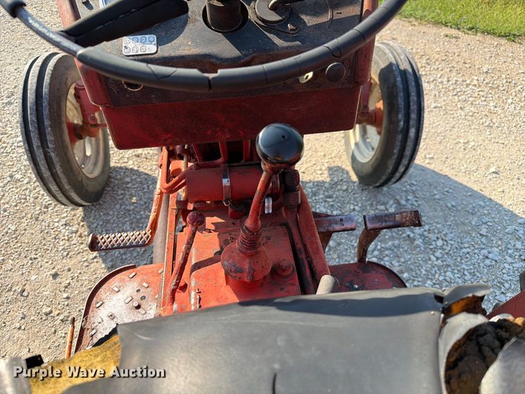 image for item DZ4752 1966 International 424 tractor