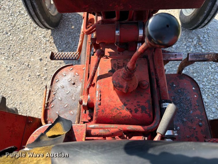image for item DZ4752 1966 International 424 tractor