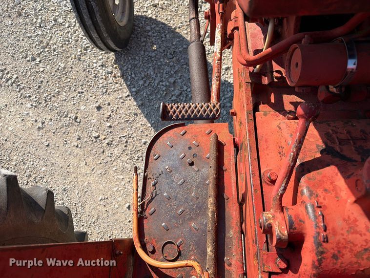 image for item DZ4752 1966 International 424 tractor