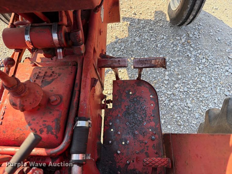 image for item DZ4752 1966 International 424 tractor