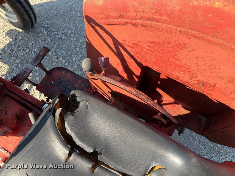 image for item DZ4752 1966 International 424 tractor
