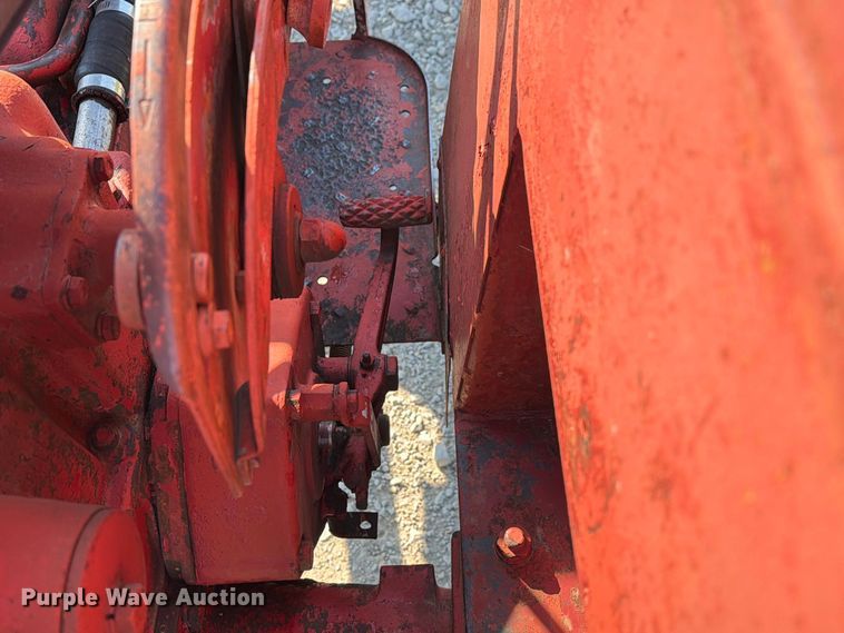 image for item DZ4752 1966 International 424 tractor